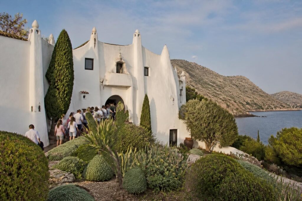 découvrez la maison-musée salvador dalí à portlligat, son histoire unique, les modalités de visite, l'achat de billets en ligne et les avis des visiteurs pour préparer au mieux votre séjour.