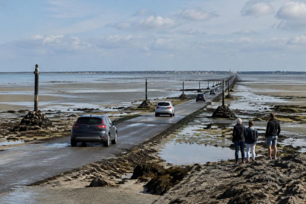 consultez les horaires de marée à noirmoutier et nos conseils pratiques pour franchir le passage du gois en toute sécurité.